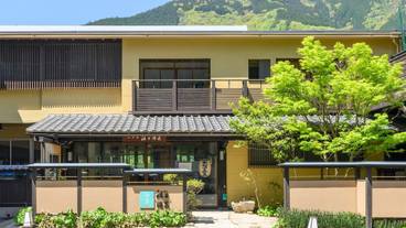 ホテルの玄関① / 2