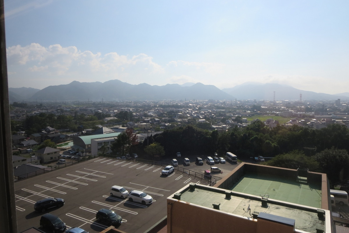 6階の部屋から萩市内を見る