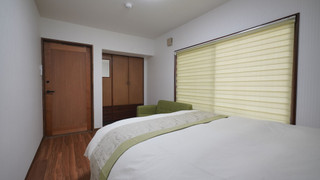 (201室) 2階 洋室クイーンベッド (個室、専用トイレ、シャワー付)