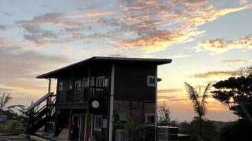 施設の正面 (日没後) / 3