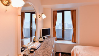 トリプルルーム シングルベッド 2 台 喫煙可