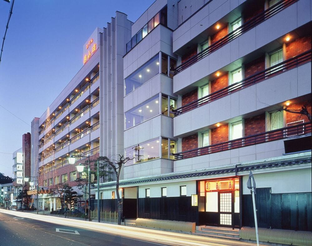 施設の正面 (日没後)