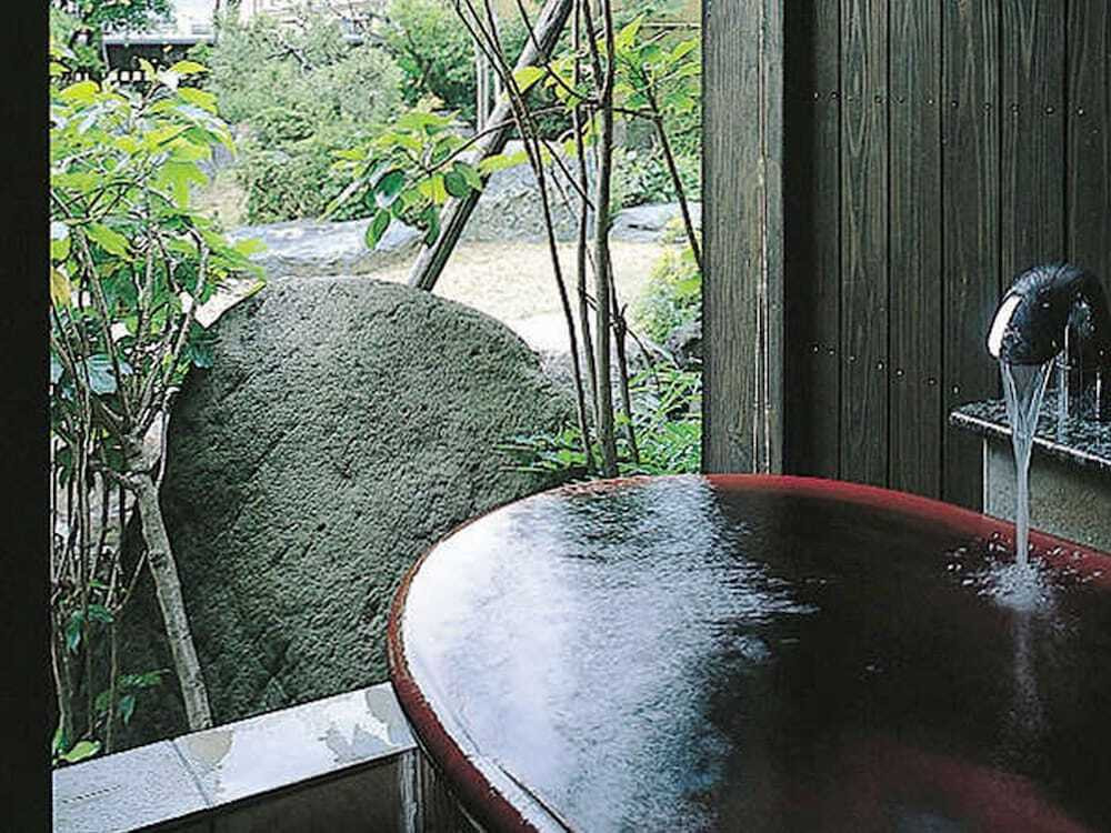 大迫力の巨石が目を引く大浴場と貸切風呂で癒される3926950