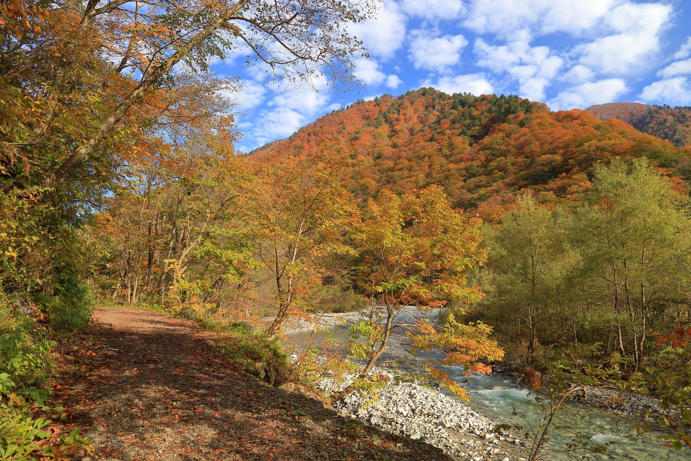 秋の谷川岳 湯桧曽川沿い(新道)を一ノ倉沢に向かって進む