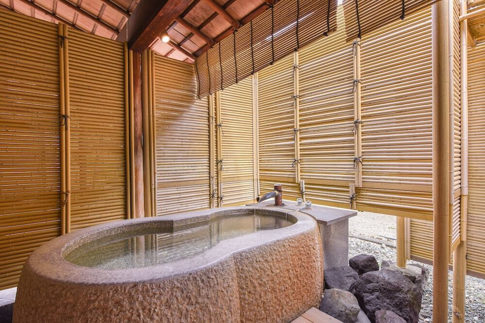 創業200年以上の老舗で、江戸時代から続く名湯の源泉を堪能4375997