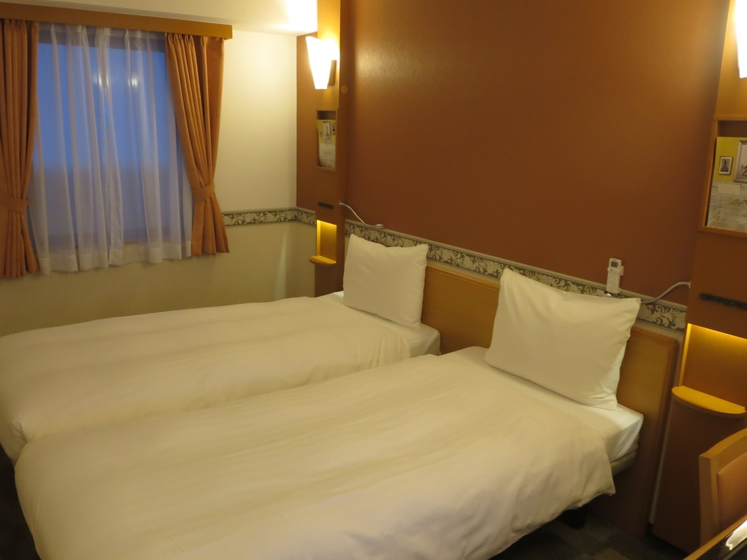 ツインベッド(シングル2基)の周りも十分なスペースがあります