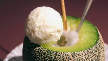 「BEBカフェ」のメロンまるごとクリームソーダ / 2