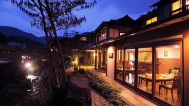 施設の正面 (日没後) / 1