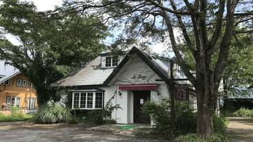 施設の正面 (日没後) / 5