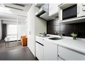 シンプルで広々としたキッチン4004315