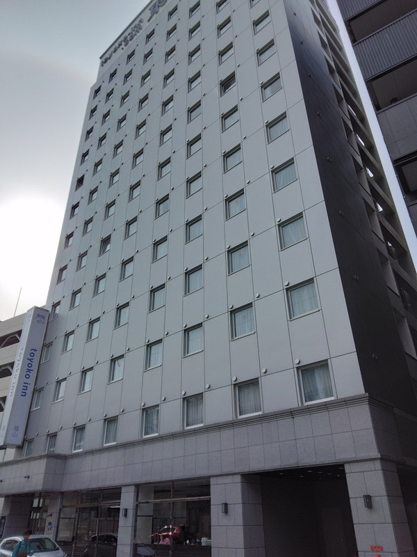 福山駅近くの線路沿いにあり、アクセスは抜群です。