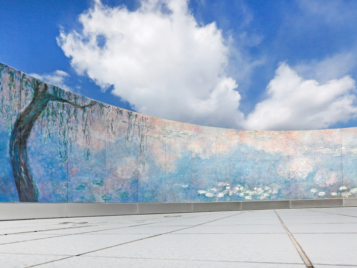 モネの「大睡蓮」の屋外展示。モネが望んだ自然光の下での鑑賞は、陶板名画だからこそできる貴重な体験です