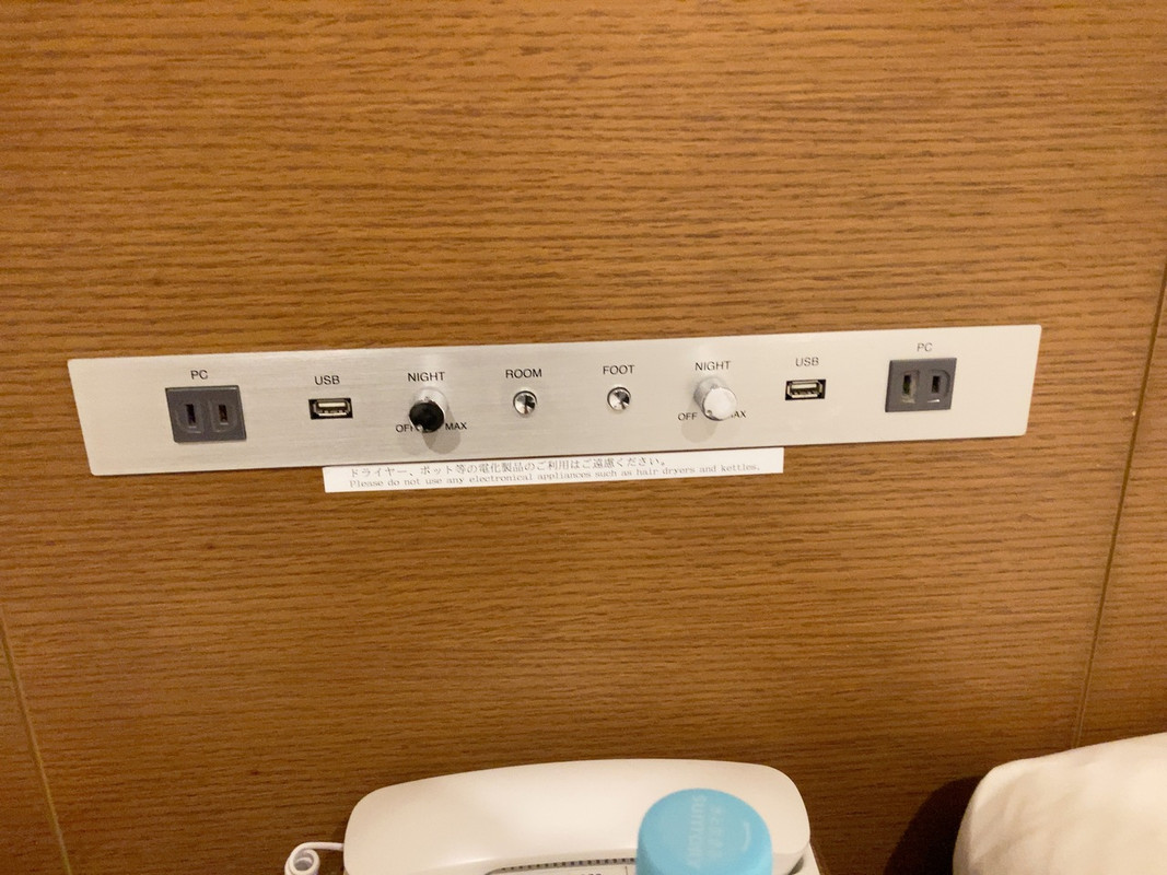 ベッドの枕元にはUSBとコンセントがありスマホの充電に便利で