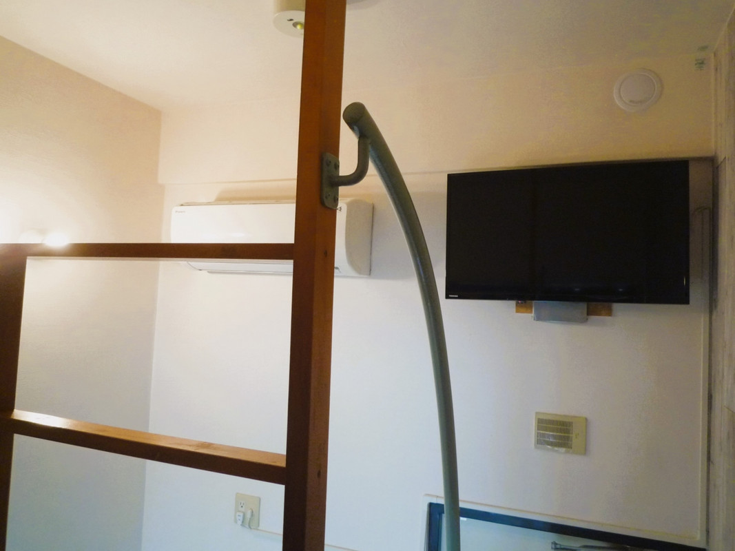 壁面のエアコン・見難いＴＶ