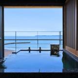 海に浮かんでいるような
客室の展望露天風呂 / 2