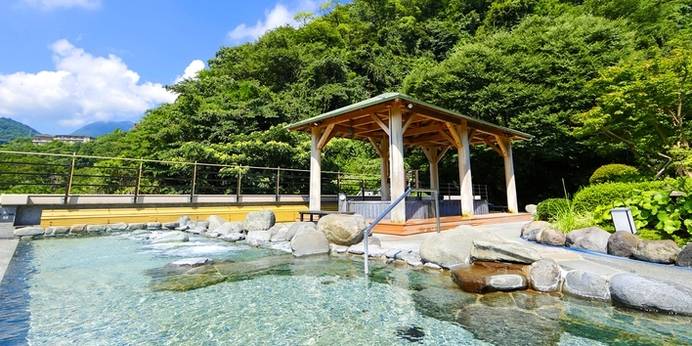 箱根湯本温泉 天成園（神奈川県 旅館）：天然温泉に浸かれる「天空大露天風呂」は開放的な空間。 / 1