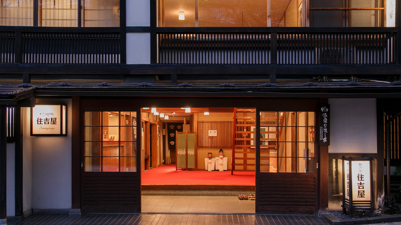 温泉街中心の木造3階建てレトロ旅館「住吉屋」3924113