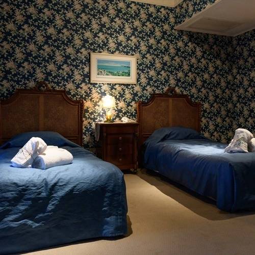 エレガントな客室で
優雅なひとときを / 5