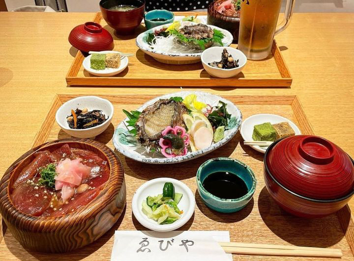 「伊勢ゑびや大食堂」のあわびのお造り定食。新鮮な鮑とてこねずしが付いて、伊勢の海の幸を満喫できる / 5