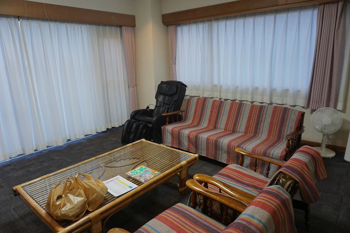 リビングにある黒いマッサージチェアー。