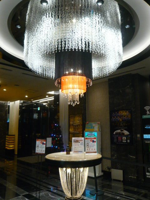 アパホテルのロビー内部の様子です。明るく、気持ちの良い感じで