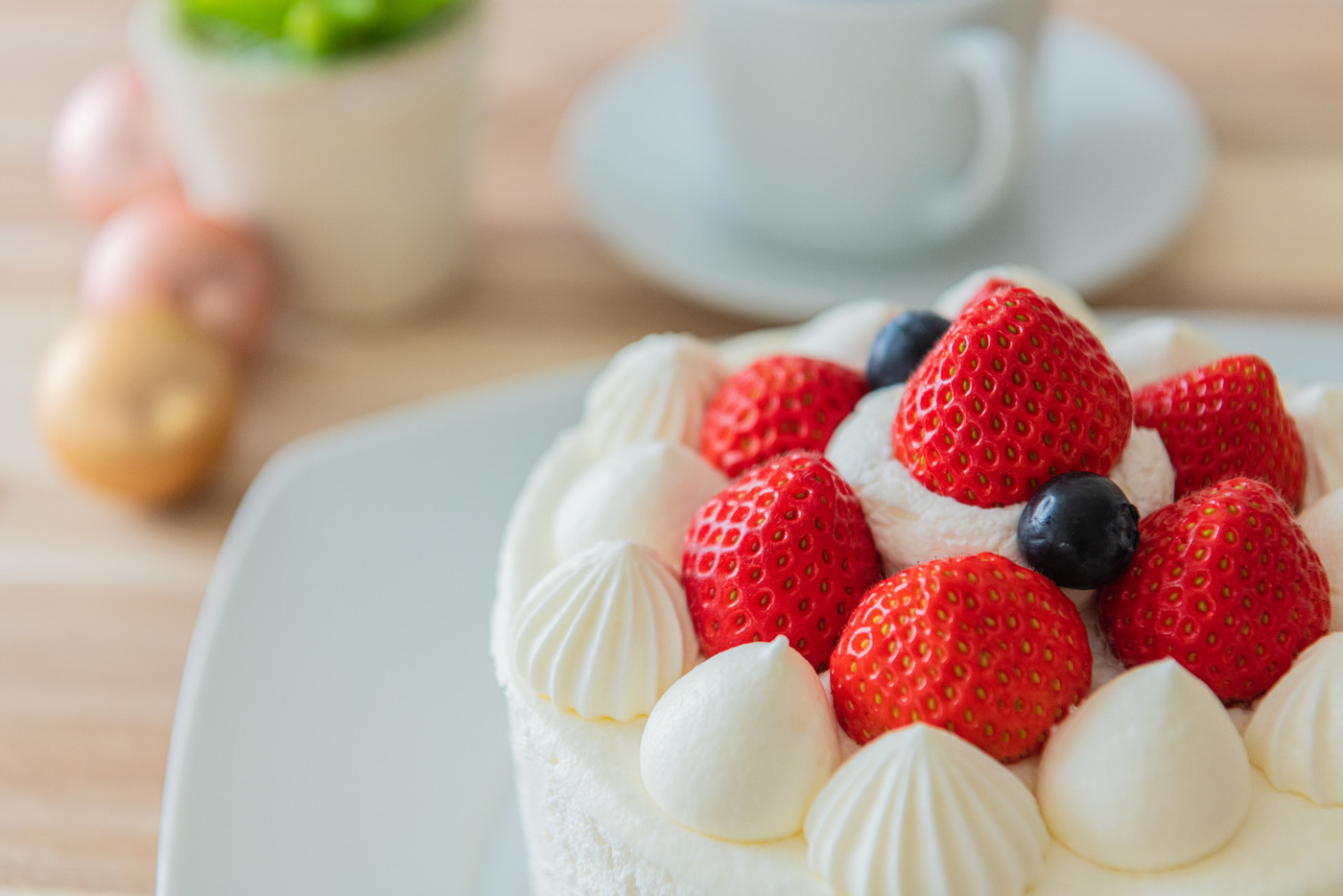 苺のショートケーキ ホールケーキ 木目テーブルクローズアップ素材