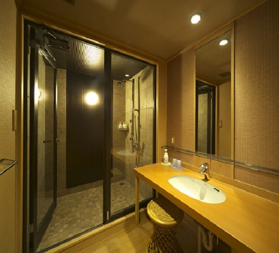 和モダン和洋室のシャワーブース