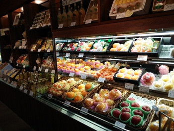「ホソカワ」内観 1161328 Fruit＆Cafe『Ｈosokawa』さんの高級フルーツが並ぶ、陳列コーナー～♪(^o^)丿