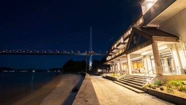 施設の正面 (日没後) / 1