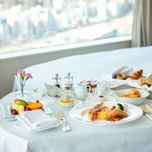 ルームサービスに高層階の絶景も。ステイケーションで週末リフレッシュ