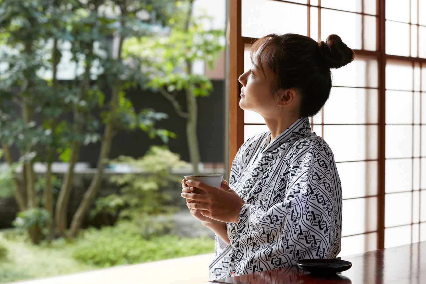旅館でリラックスする浴衣姿の若い女性