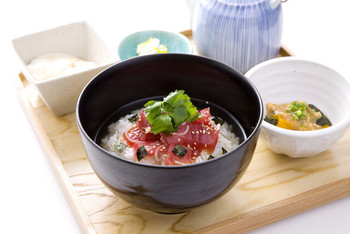 「だし茶漬けえん 成田空港店」料理 899565 漬け鮪の漁師風だし茶漬け　800円　新鮮な鮪を特製のタレに漬け込んでヅケにしました。