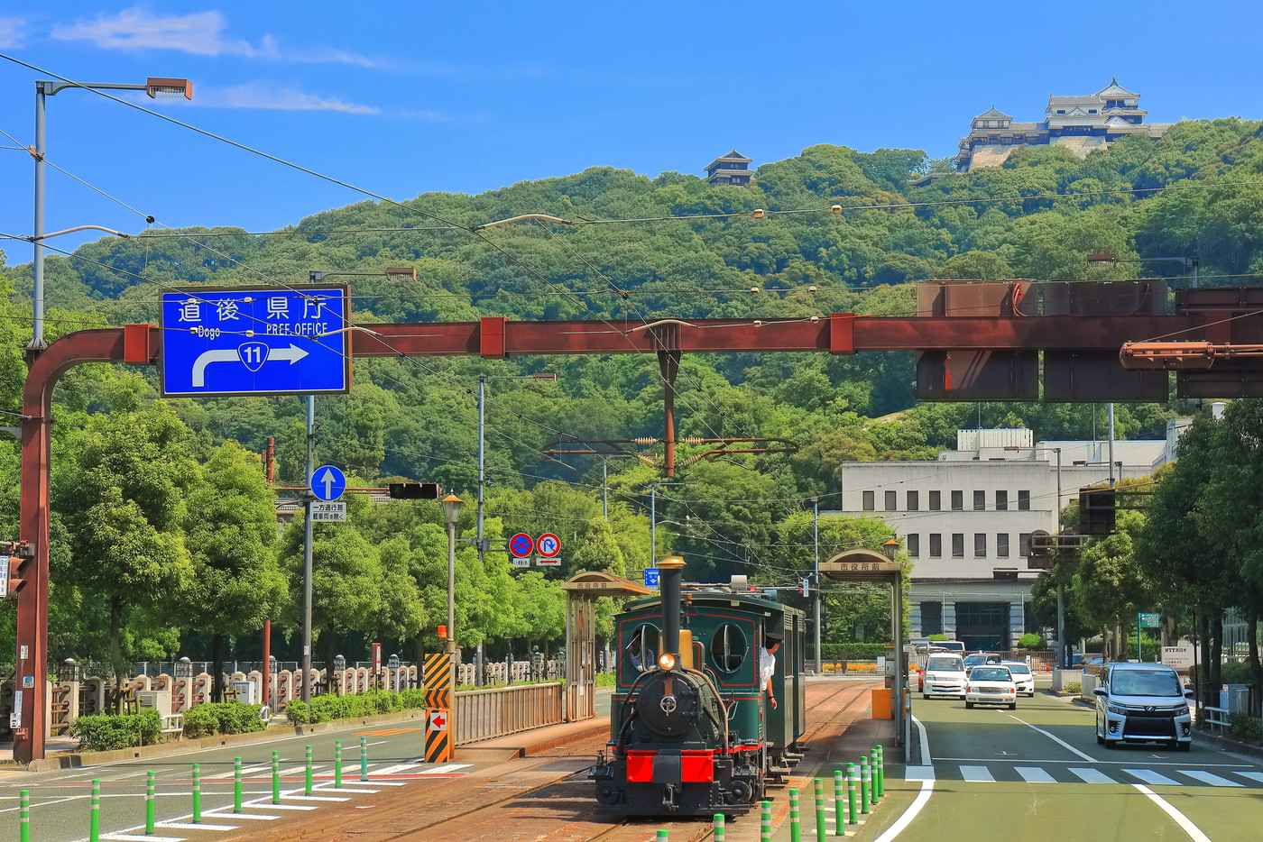 【愛媛県】坊っちゃん列車と松山城