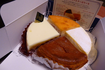 「ボーノボーノ」料理 7768 ４種のアソートチーズケーキ　¥1500+税　　手前の濃い茶色のケーキから時計回りに　ゴルゴンゾーラのチーズケーキ、サワーチーズケーキ、エダムチーズケーキ、ニューヨークチーズケーキ