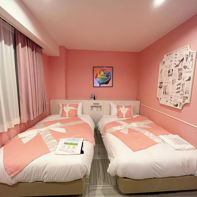 「レディーススタンダードツイン」の客室。最上階にはレディース専用フロアがあって女子旅でも安心。 / 1