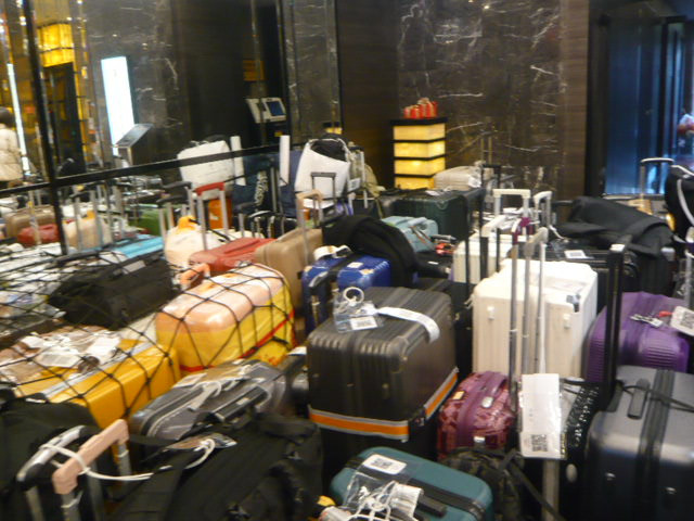 アパホテル浅草田原町のフロントの周りには、スーツケースで一杯