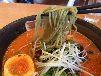 「王朝」 料理 35846169 麺は緑色のわかめ麺