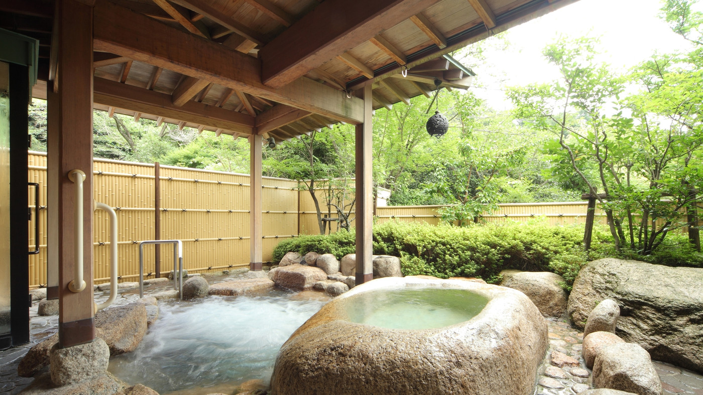 3.菰野石の露天風呂は情緒たっぷり「鹿の湯ホテル」3846145