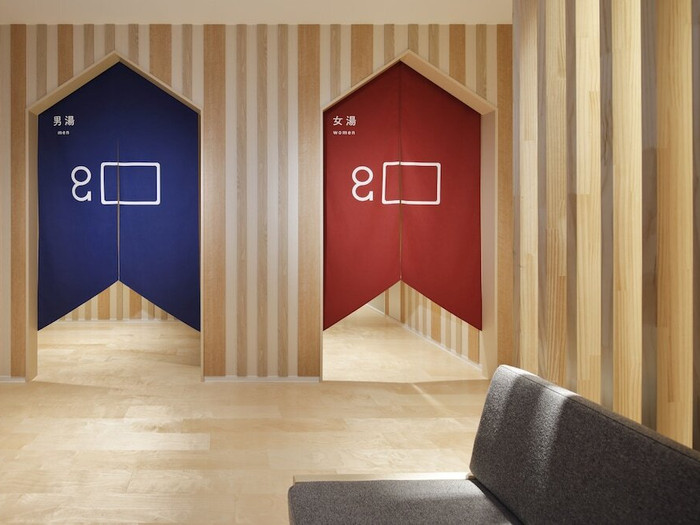 大浴場の手前の可愛いのれん。館内の隅々までスタイリッシュなデザインが行き届いています