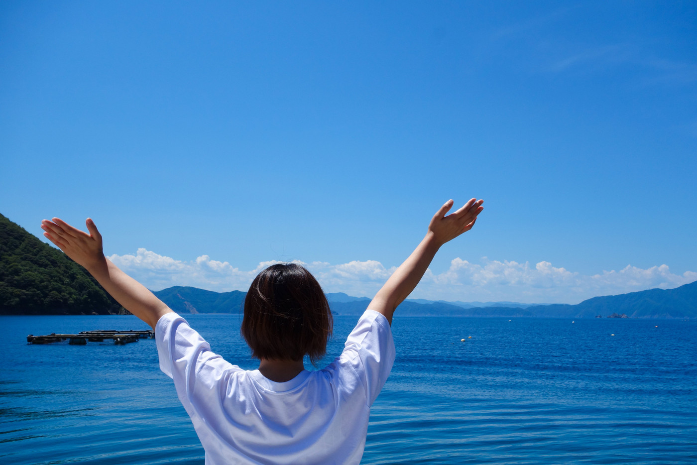 青い空 青い海 女性 後姿