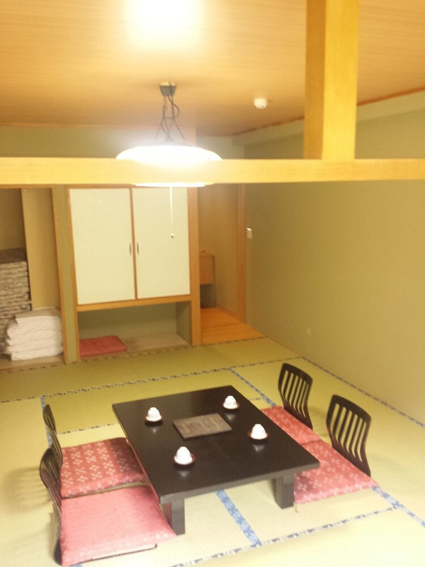 客室内のダイニングエリア