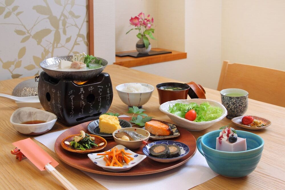 個室で2人っきり。郷土料理に舌鼓4007853