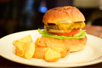 「エーエス クラシックス ダイナー ROPPONGI」 料理 74554346 チーズバーガー＠税込1,230円