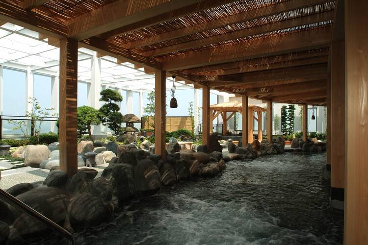 朝の空気を感じつつ
温泉につかる贅沢 / 2