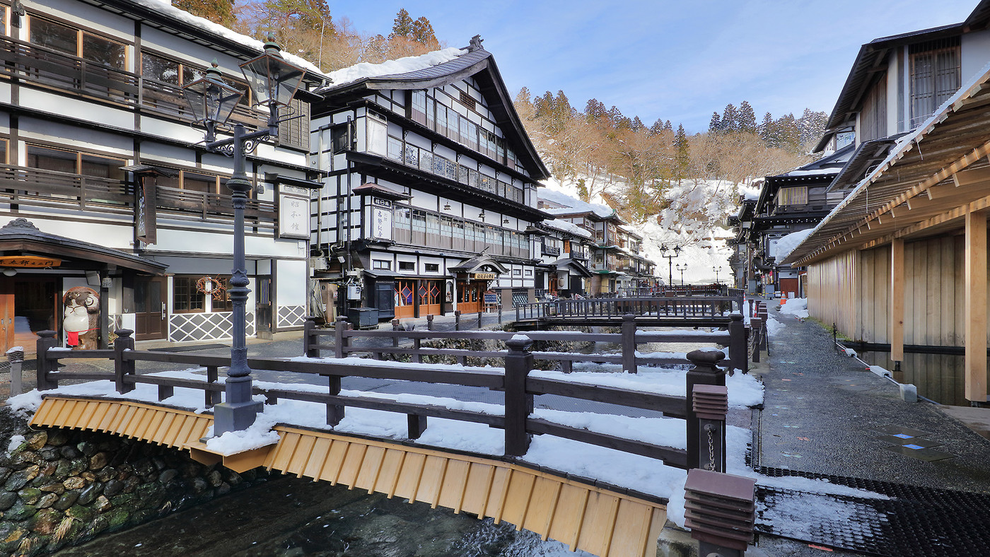 「山形県」銀山温泉　日暮頃の温泉街