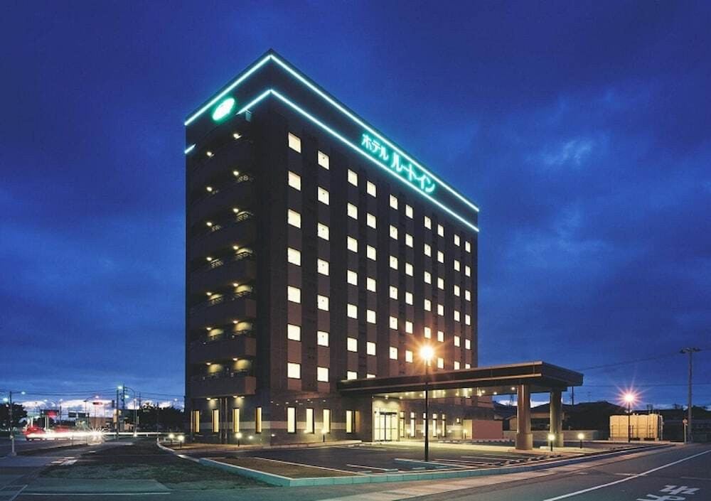 施設の正面 (日没後)