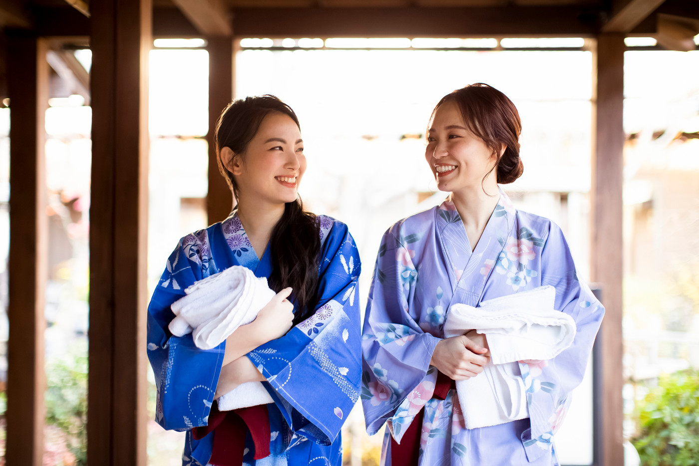 温泉旅行を楽しむ女性と友達