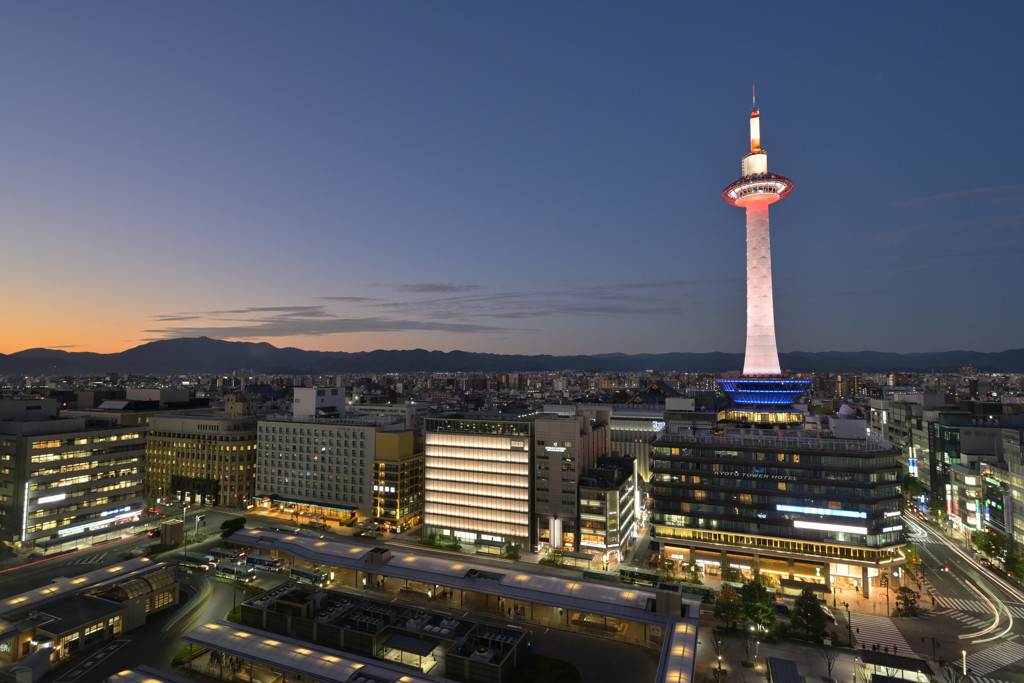 京都なのに近未来的？吸い込まれそうな空の道2329102