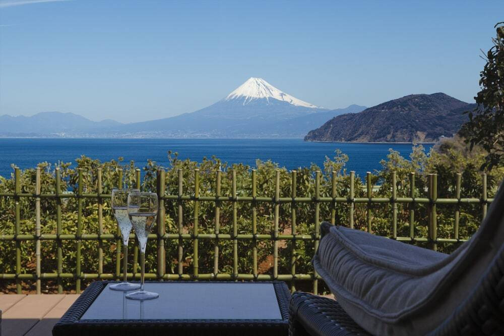 相模湾に浮かぶ富士山が目の前に。露天からの眺望を楽しむ宿4025676