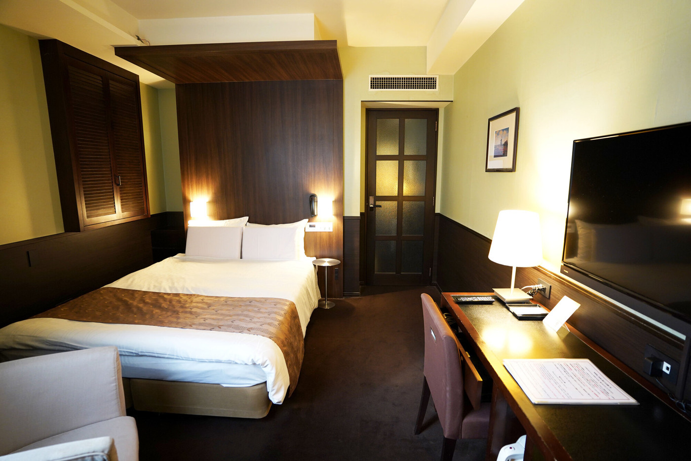 シックな雰囲気でくつろげるお部屋へ2128601